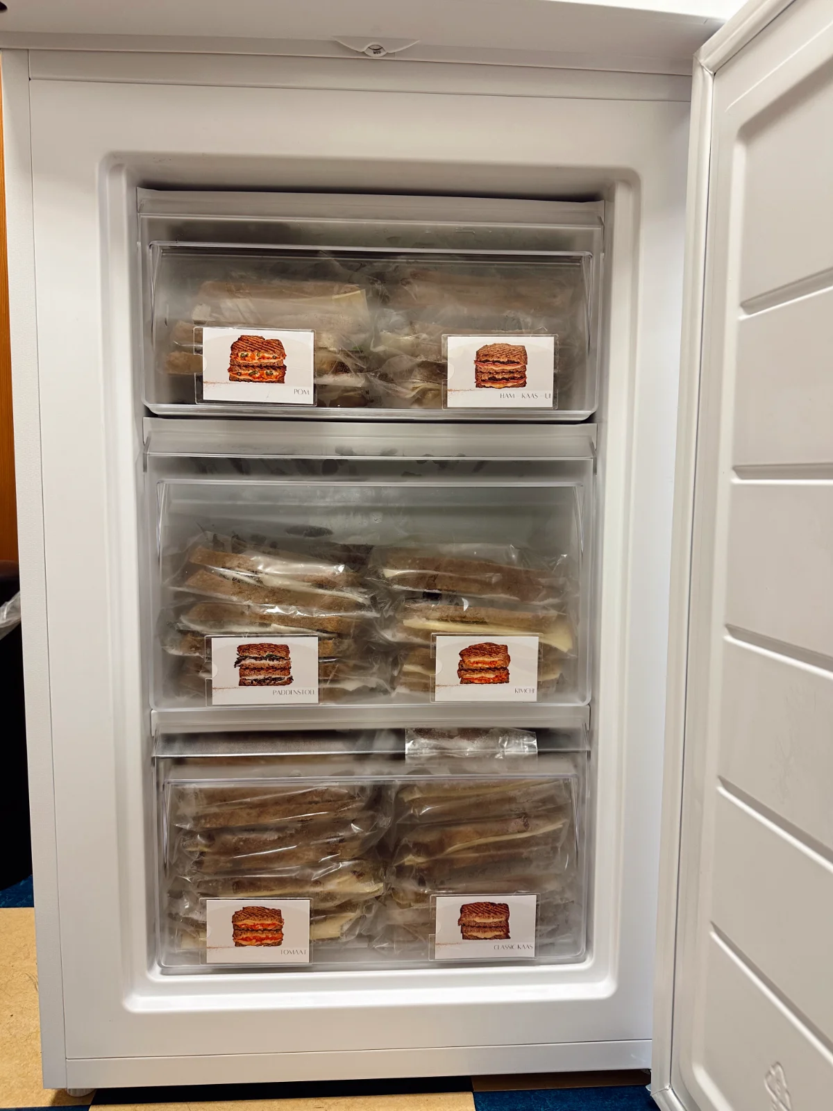 Kleine vriezer met tosti’s op een vestiging van De Hypotheker