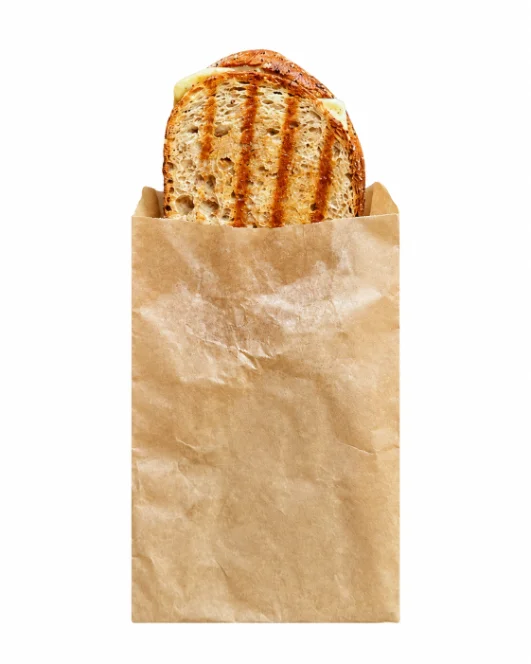 Bakpapieren zakje om de tosti in mee te nemen